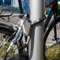 Chaîne D'antivol De Cadre Abus ACH 8KS/85 Noir + Sacoche De Transport ST 5950- 85 Cm -Biking Soldes chaine d antivol de cadre abus ach 8ks 85 noir sacoche de transport st 5950 85 cm 1